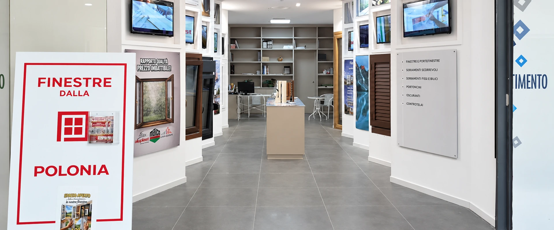 Interno dello showroom Finestre dalla Polonia con esposizione di serramenti